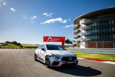 Conduzir um Mercedes AMG CLA45 3 voltas + 1 volta em co-piloto