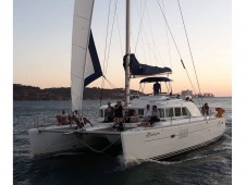 Excursion en catamaran au coucher du soleil sur le Tage avec vin mousseux pour 2 personnes