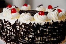 Bolo de Aniversario + 2 Garrafas de Espumante Quinta do Ferro (Quinta da Covela) 