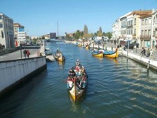 Balade guidée en bateau Moliceiro avec Ovos Moles et Champagne à Aveiro pour 2