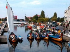 Balade guidée en bateau Moliceiro avec Ovos Moles et Champagne à Aveiro pour 2