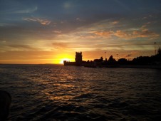 Excursion en catamaran au coucher du soleil sur le Tage avec vin mousseux pour 2 personnes